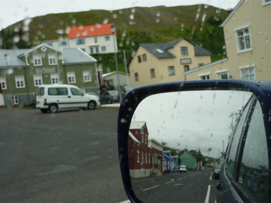 Vlevo vzadu údajně nejstarší islandský hotel.