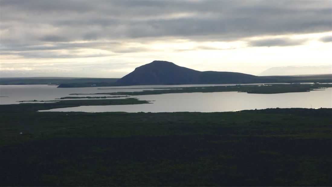 Na druhém břehu jezera hora Vindbelgjarfjall (529 m).