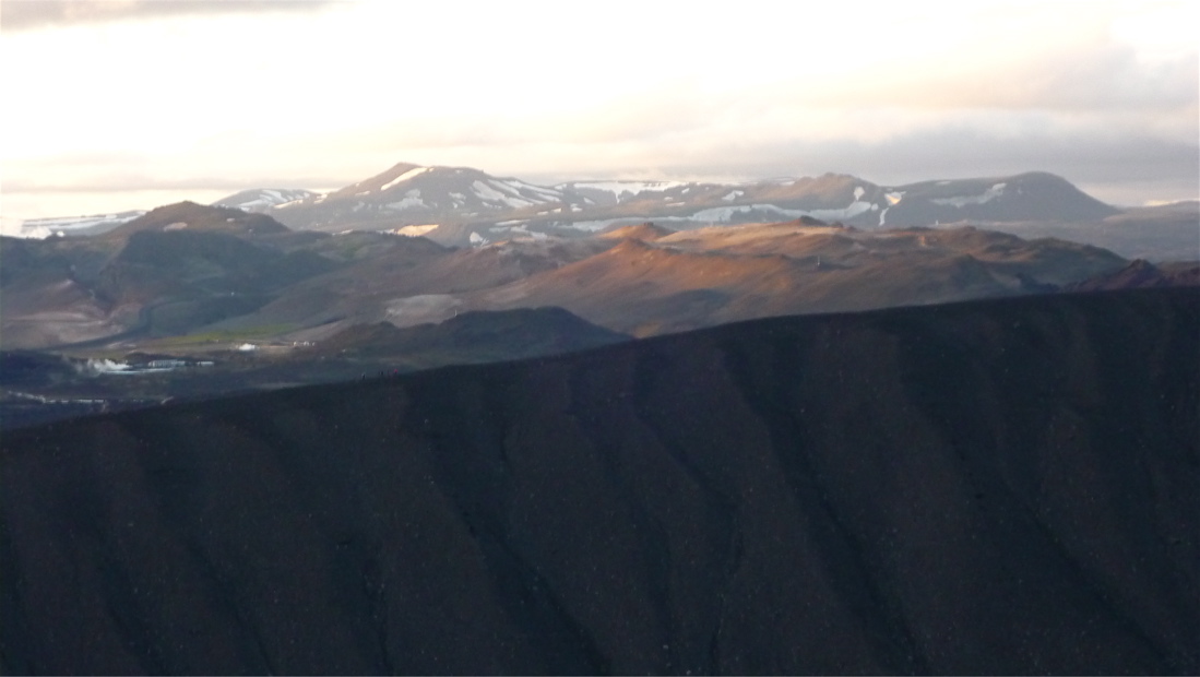 Krafla, vpravo Námafjall.