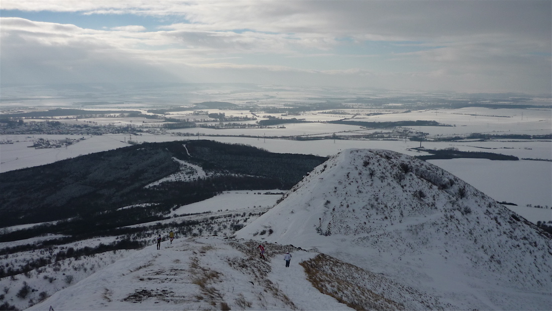 Západní vrchol a v pozadí plochý Lenešický chlum (297 m)