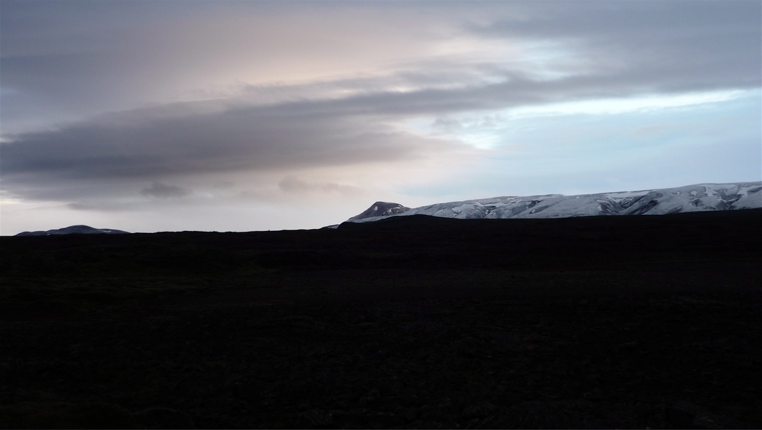 Půlnoční hory na jižním obzoru, snad Langjökull.