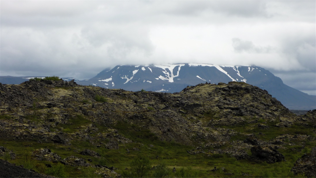 Bláfjall i dnes zachroumán v mracích.