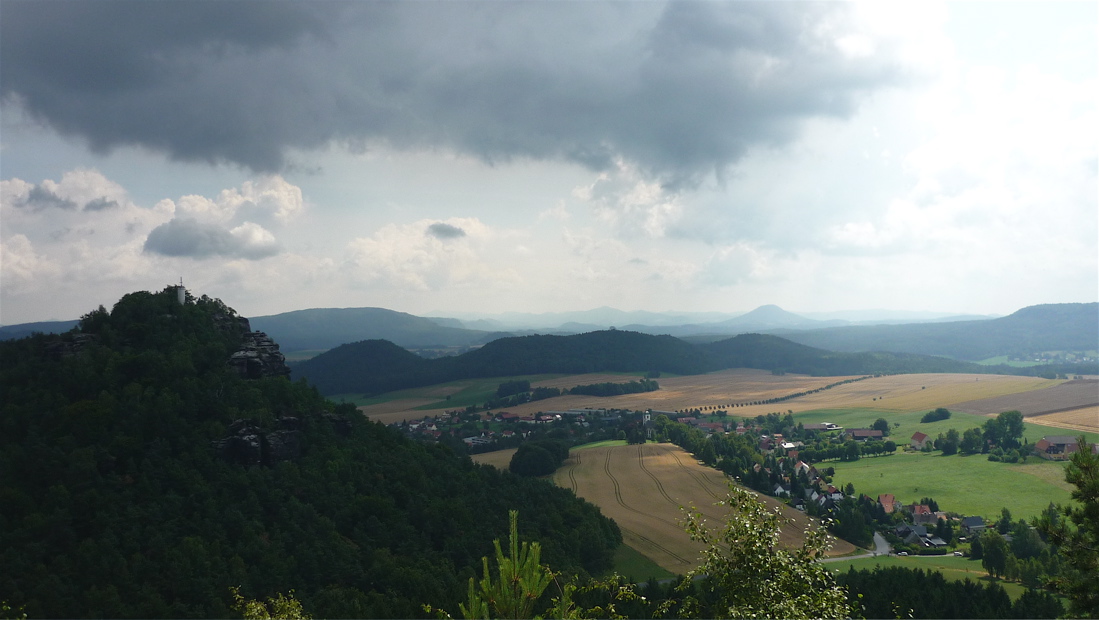 Sousední Papststein (451 m), v dálce Růžovský vrch, už u nás.