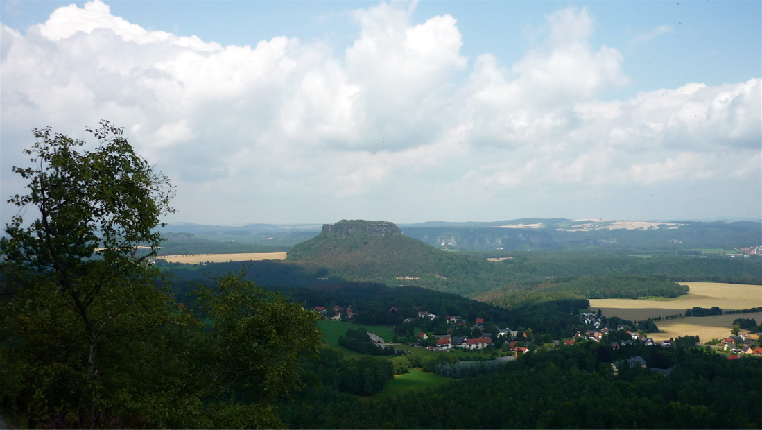 Lilienstein (415 m), již na druhém břehu Labe.