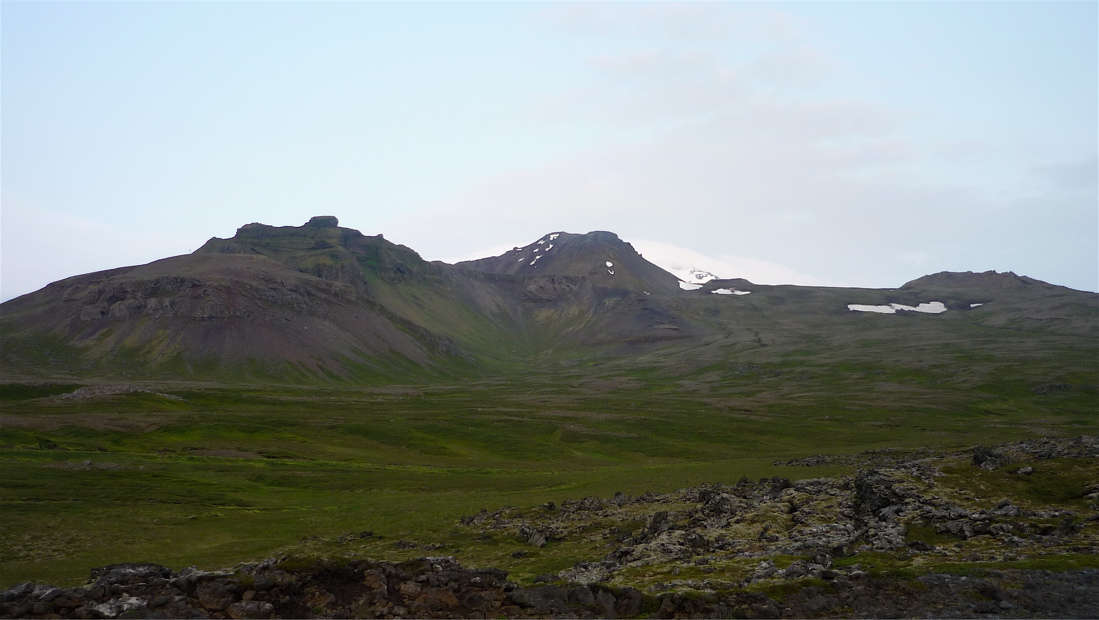 Bílý oblak skrývá bílý ledovec Snæfellsjökul (1442 m).