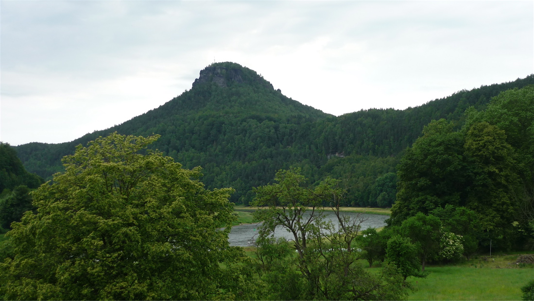 Lilienstein (415 m), stolová hora na východním břehu Labe.