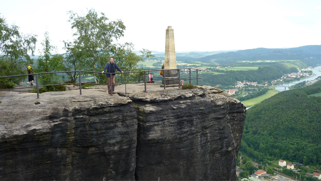 Menší obelisk na východním výběžku.