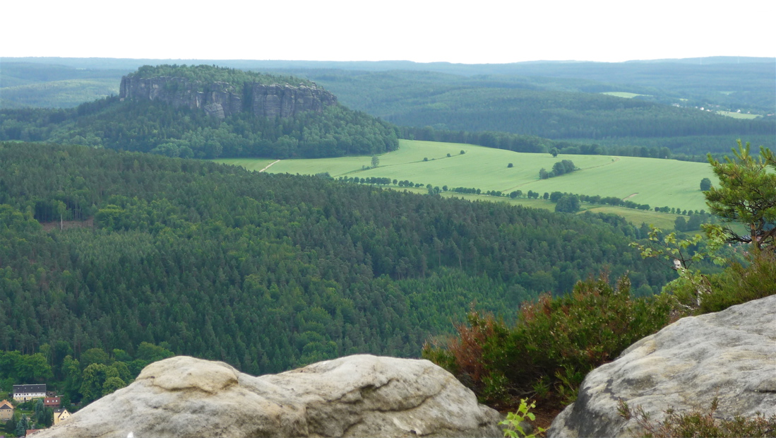 Pfaffenstein na druhém břehu Labe.