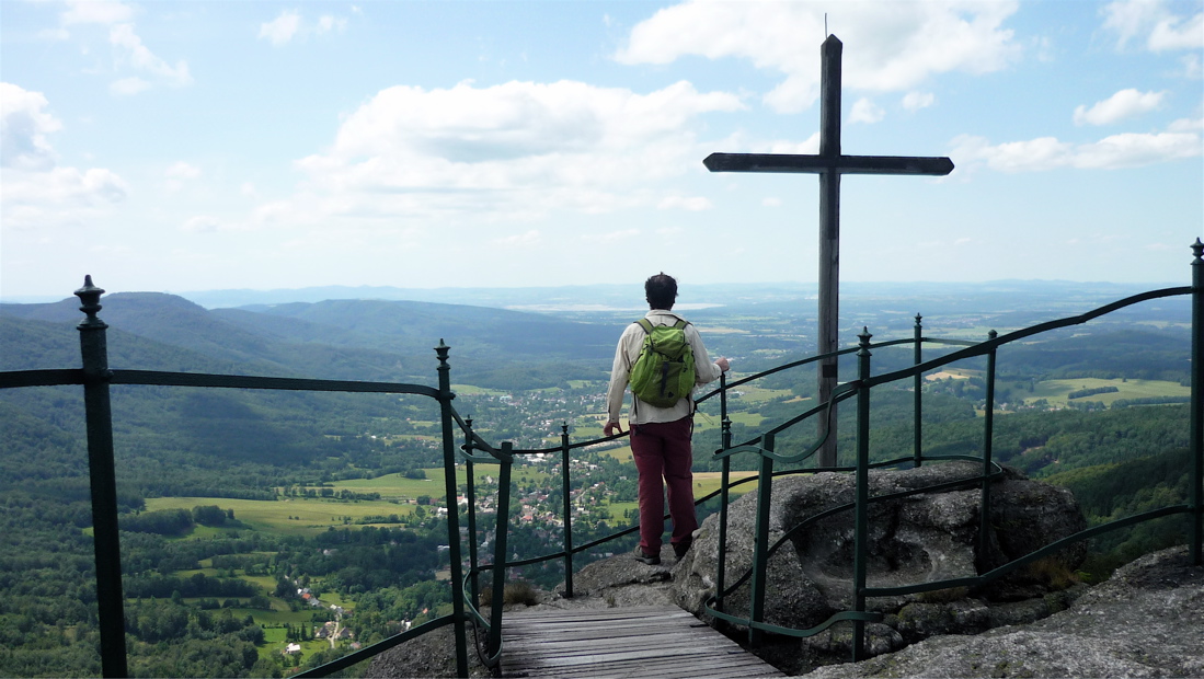 Paličník (944 m) a výhled na západ k Hejnicům.