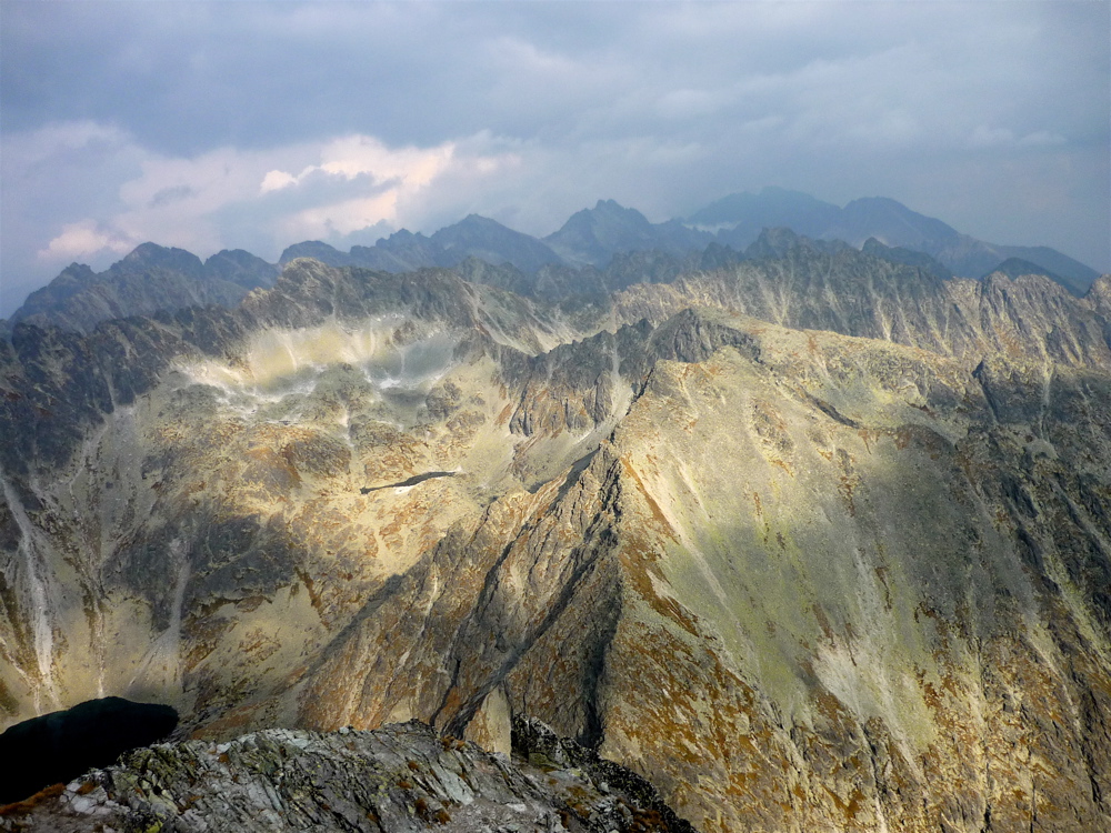 Nižné Terianske pleso, uprostřed Vysoká, vpravo Gerlach