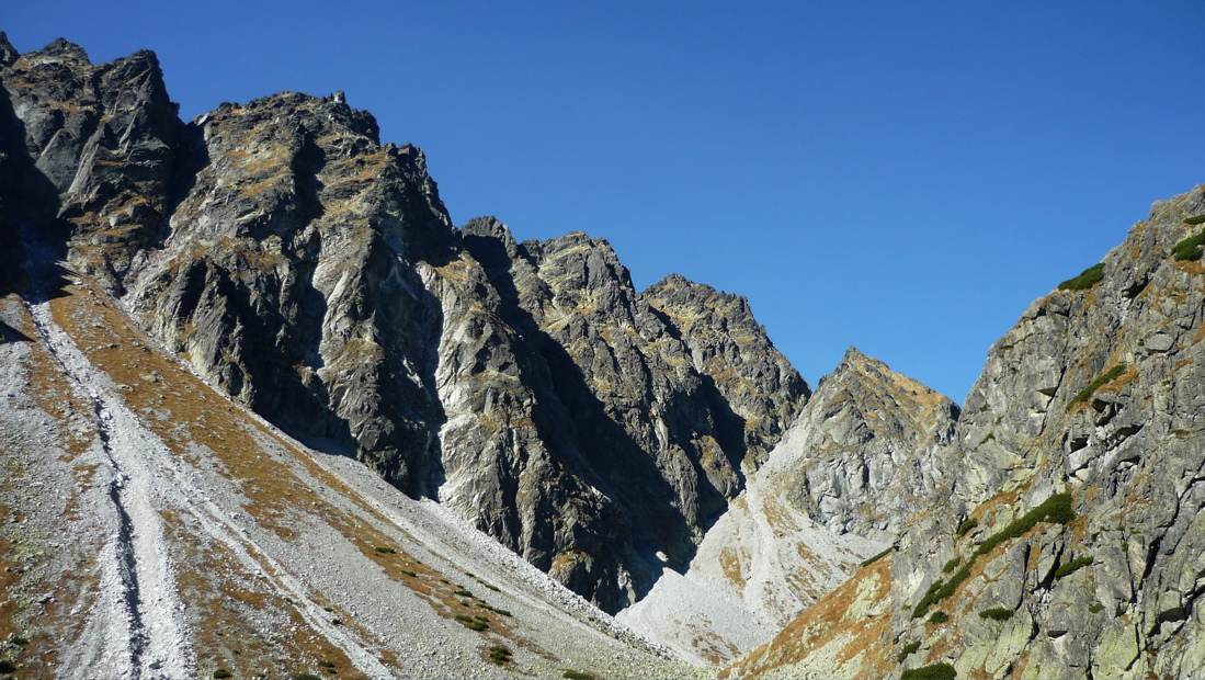 Masiv Bášt a drobnější pyramida Kôprovské veže (2250 m).