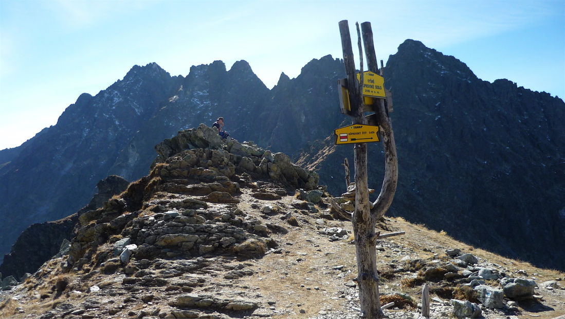 Ještě v sedle. V pozadí Satan a Hlinská veža (2330 m).