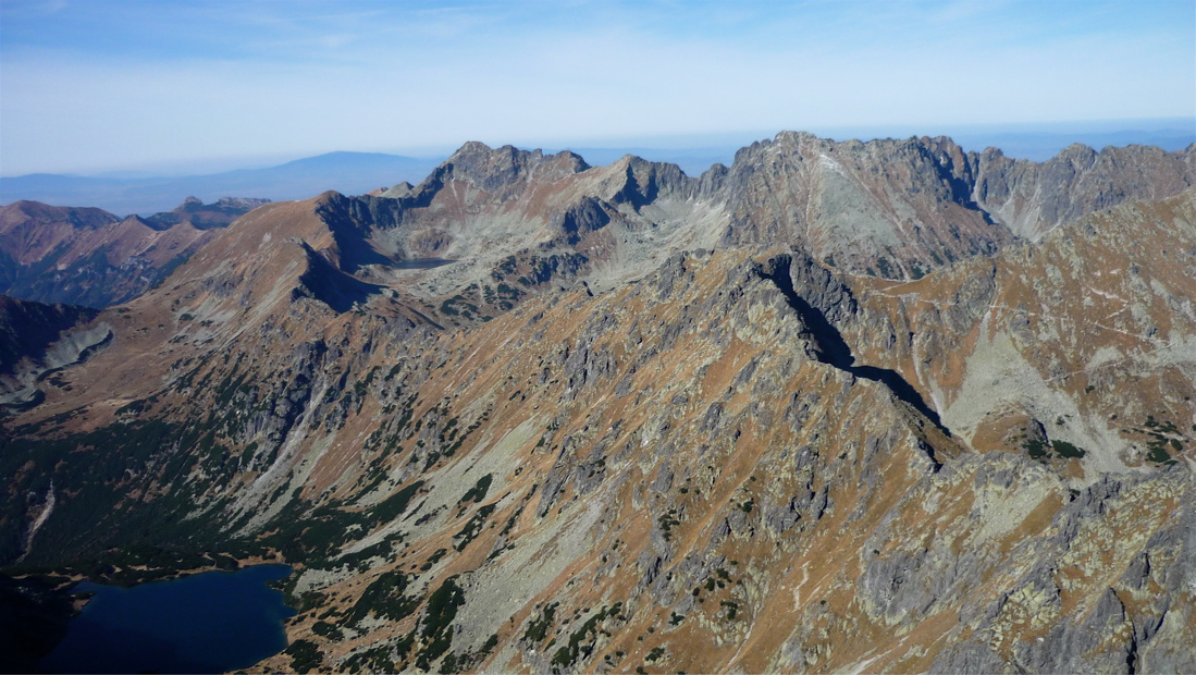 Vlevo dole Nižné Temnosmrečianské pleso (1667 m).