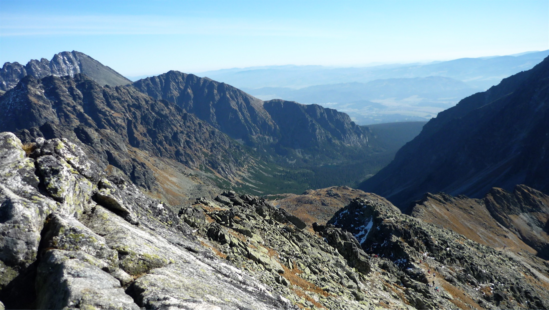 Zleva v ústí doliny Končistá (2537 m), Tupá (2285 m) a Ostrva.
