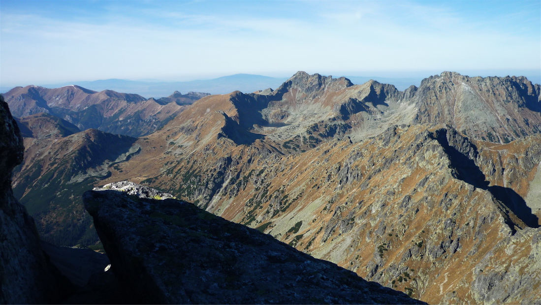 Červené vrchy a navazující polské Vysoké Tatry.