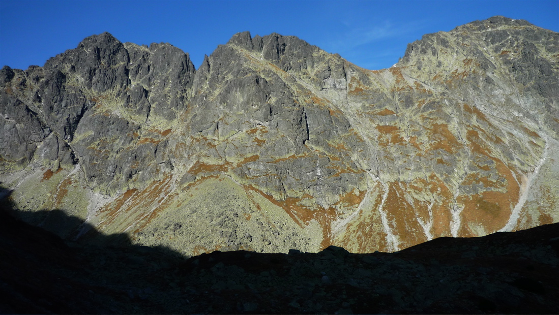 Vpravo Mengusovské sedlo (2307 m).