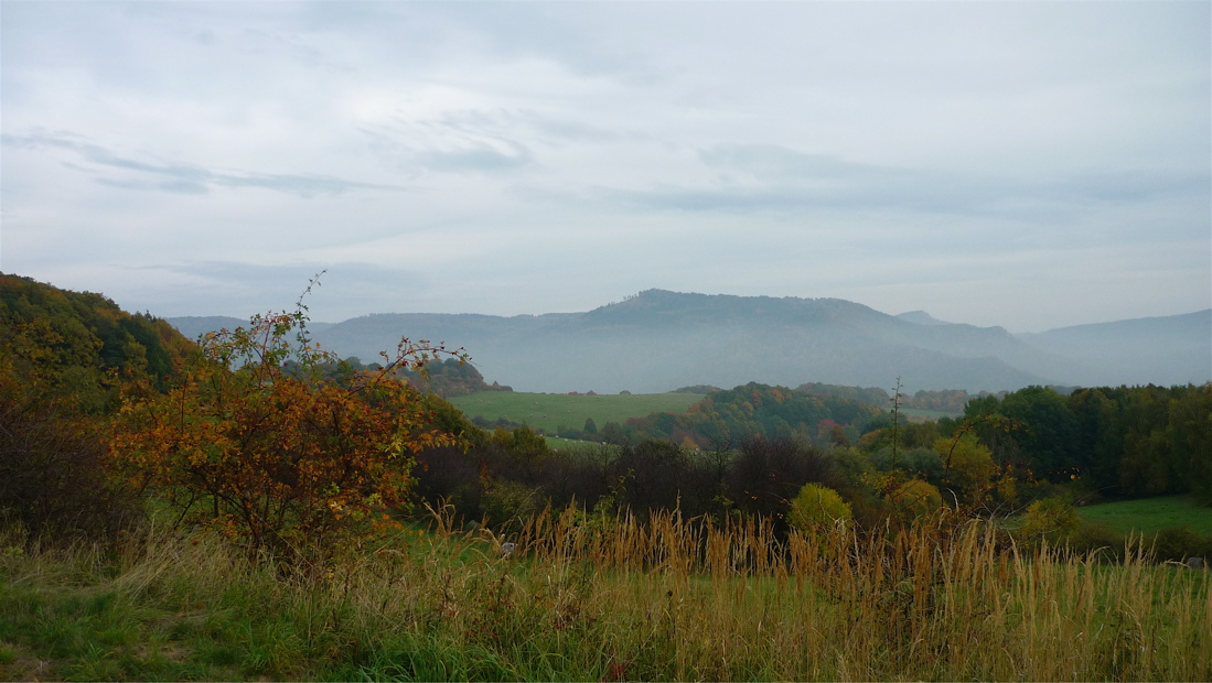 Varhošť od Vaňovského vrchu. Říjen 2013.