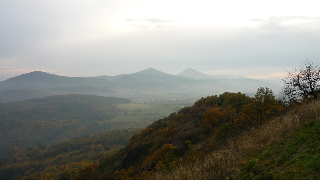 Kubačka, Kletečná a Milešovka ze Skalek.
