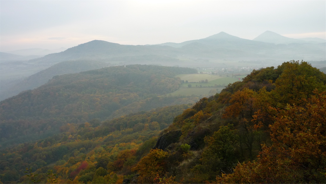 Kubačka, Kletečná a Milešovka z podzimních Skalek.