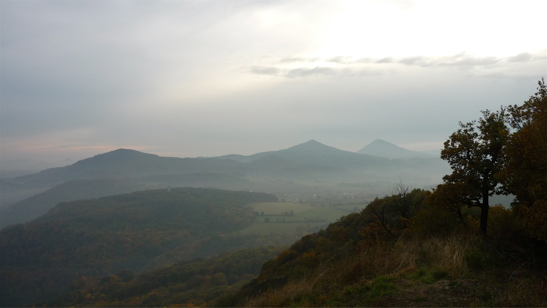 Ze Skalek: Kubačka, Kletečná, Milešovka.