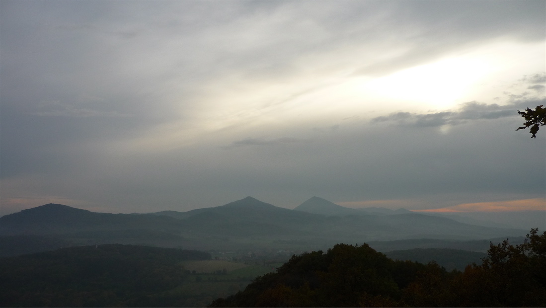 Podvečerní Kletečná a Milešovka.