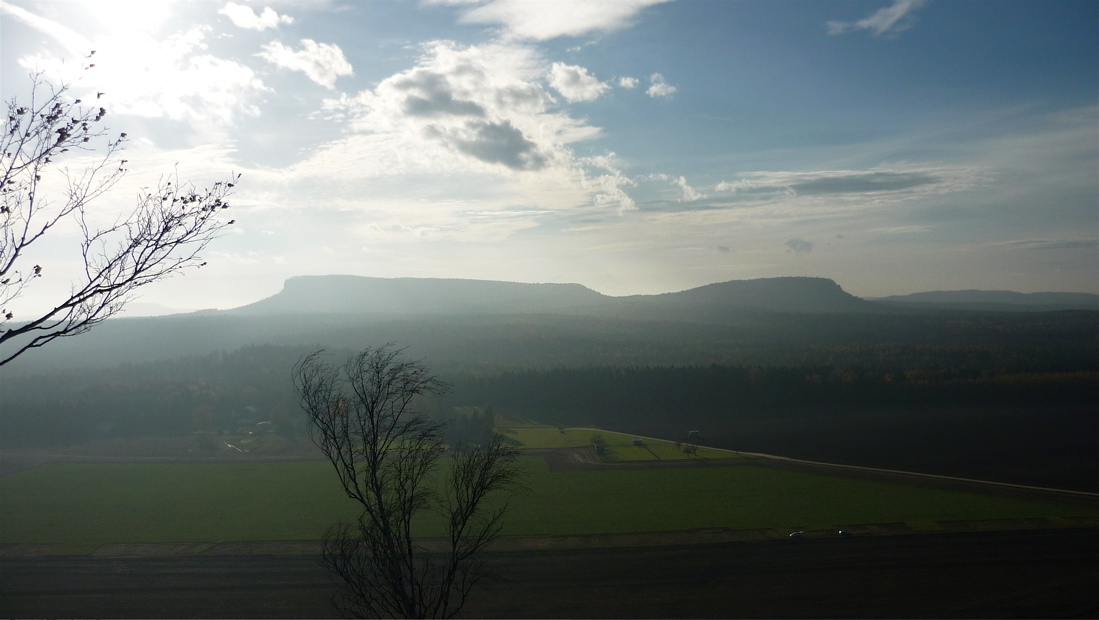 Großer Zschirnstein, Kleiner Zschirnstein vpravo. Ze Zirkelsteinu.