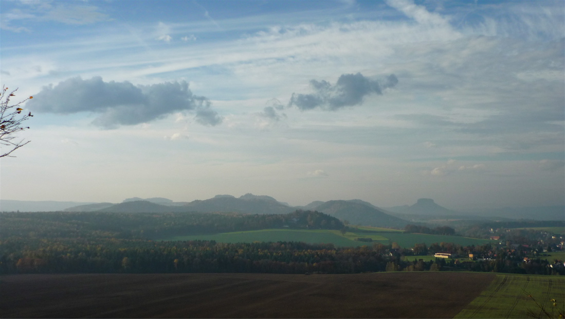 Saské Švýcarsko, levý břeh Labe. Vpravo Lilienstein.