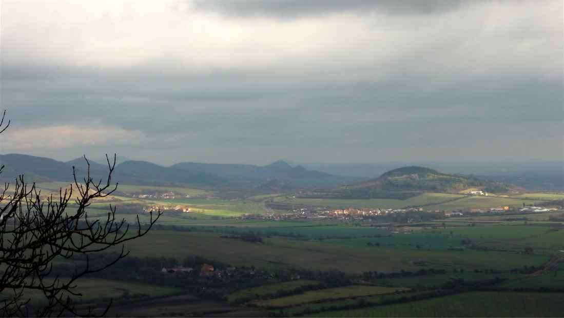Středohoří. Na východě koberec slunce.