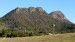 Nanadjong, malé rozeklané pohoří severně od Melbourne, Victoria.