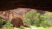 Výhled z jeskyně k úpatí Uluru.