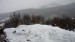 Vpravo silueta Sutomského vrchu v zimním nevlídnu.