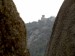 The Sphinx v průhledu mezi obřími balvany Castle Rocku.