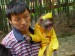 Cestou na horu Dafo: Opičář v bambusovém háji.